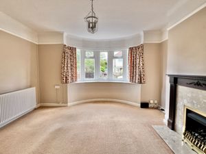 LIVING ROOM- click for photo gallery